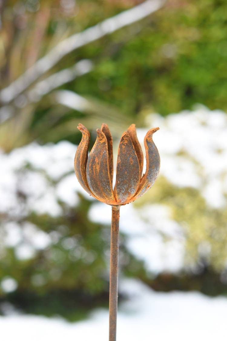Rusty Metal Garden Flower Sculpture