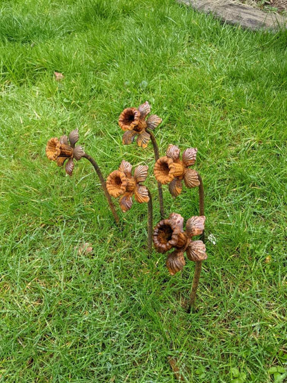 Daffodil Garden Sculpture - Rusty Metal Flower For Garden